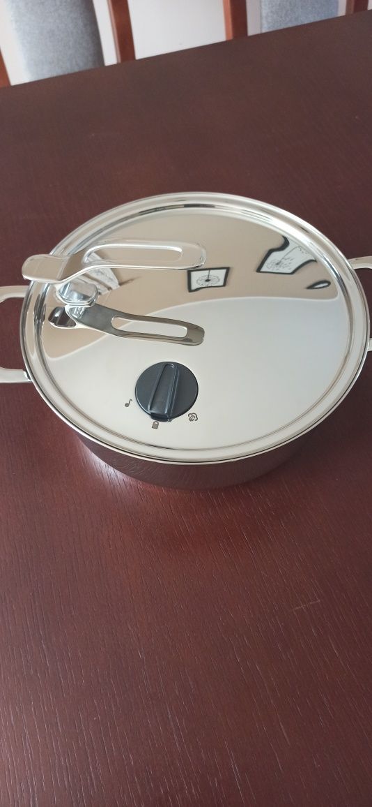 Garnek firmy tupperware