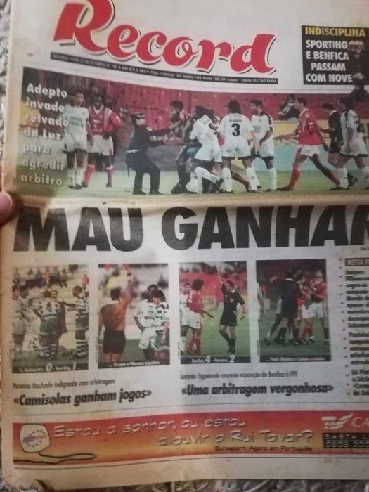 Quatro jornais antigos