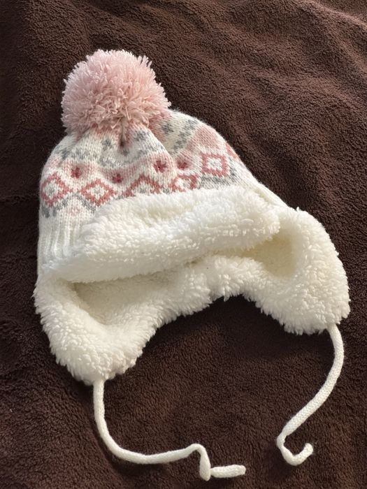 Зимова шапочка на дівчинку 3-6 місяців. Тепла і гарна