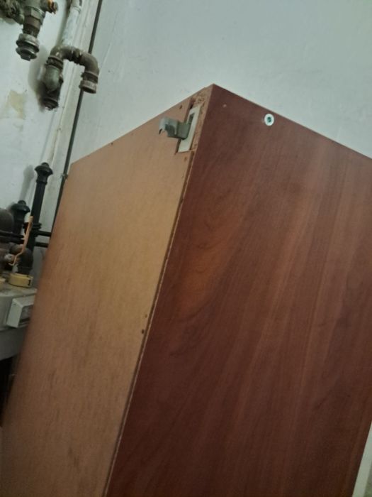 Narożnikowe meble w biały połysk zlew z baterią i szafkam