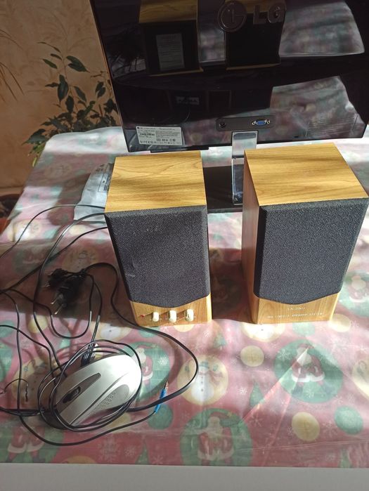 Монітор мишка клавіатура колонки