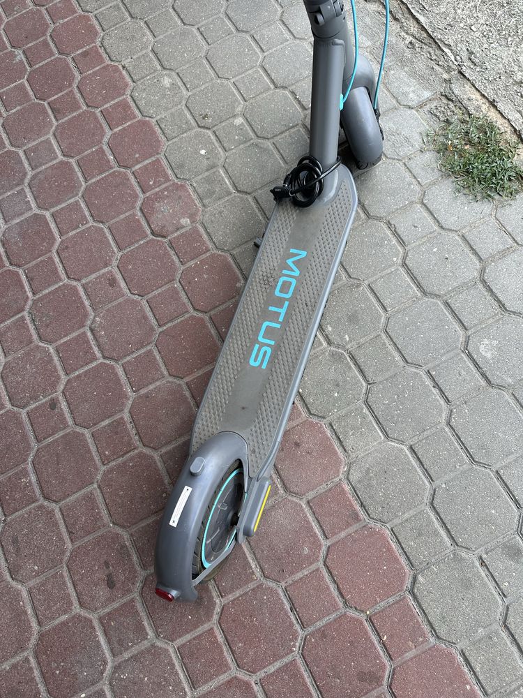 Hulajnoga Elektryczna Motus Scooty 10 2022 stan bdb z ładowarką.