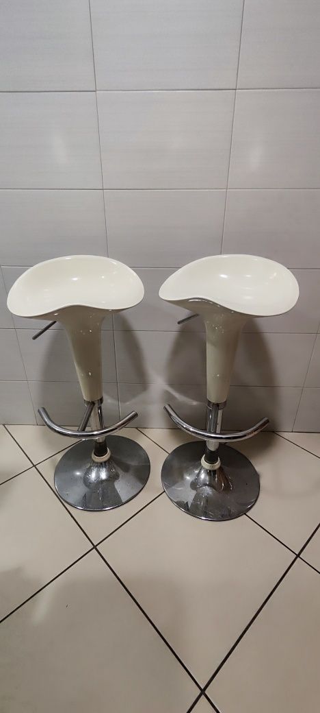 Dois bancos altos