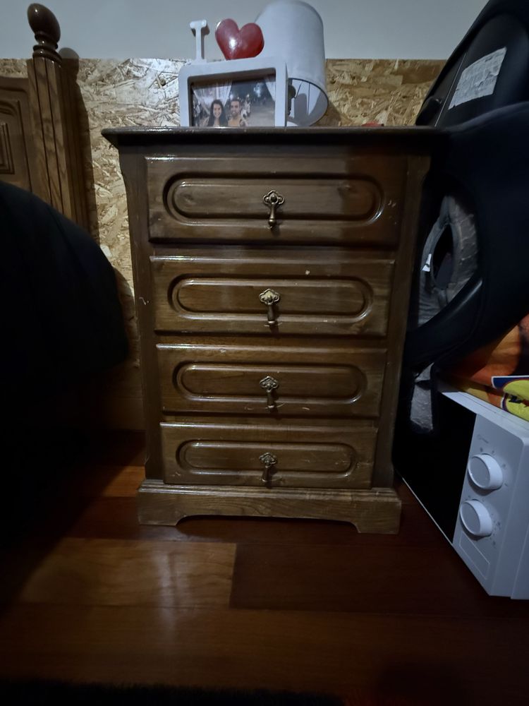 Cama de solteiro com mesa de cabeceira