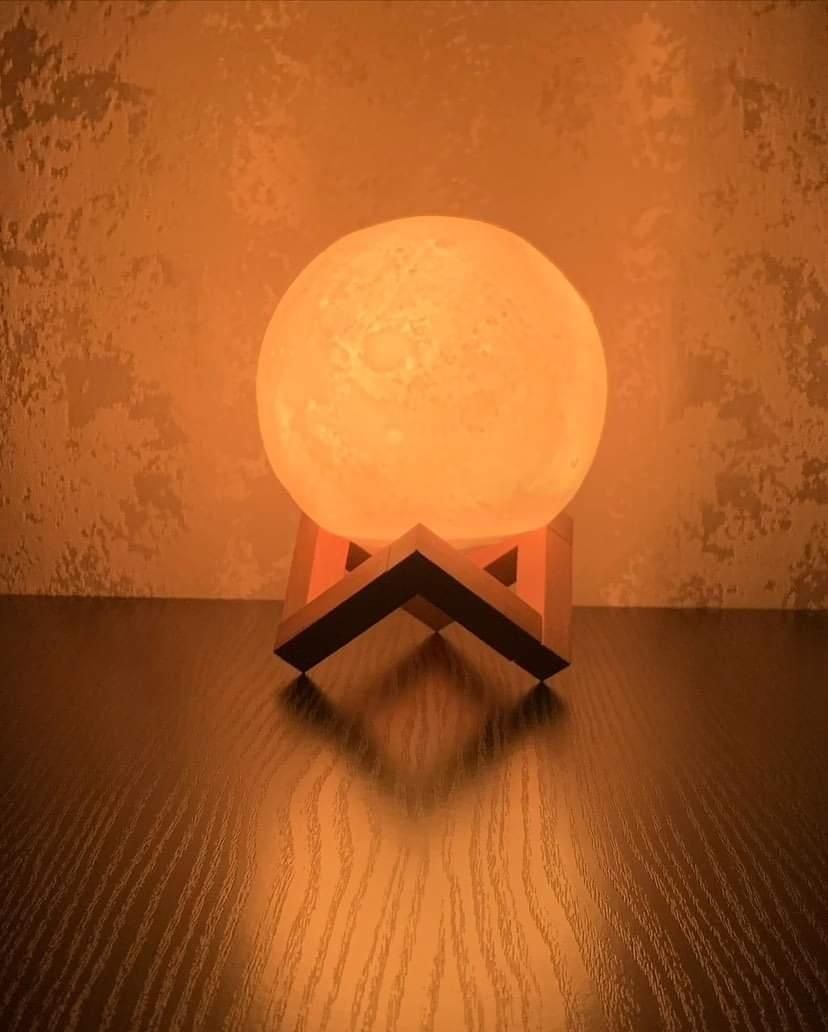 3D moon Light світильник 
Ціна-700грн
Джерело світла,яке прикрасить т