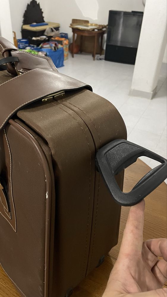 Mala antiga de viagem marca Jacto