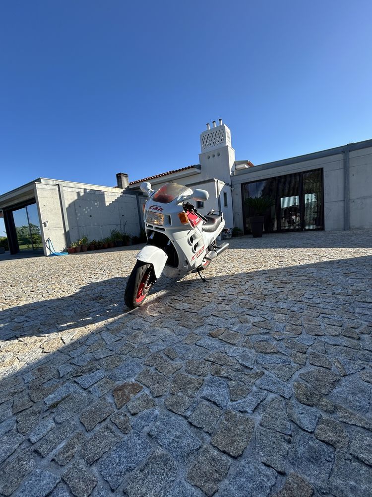 Honda CBR 1000F SC21 – Clássica de 1987