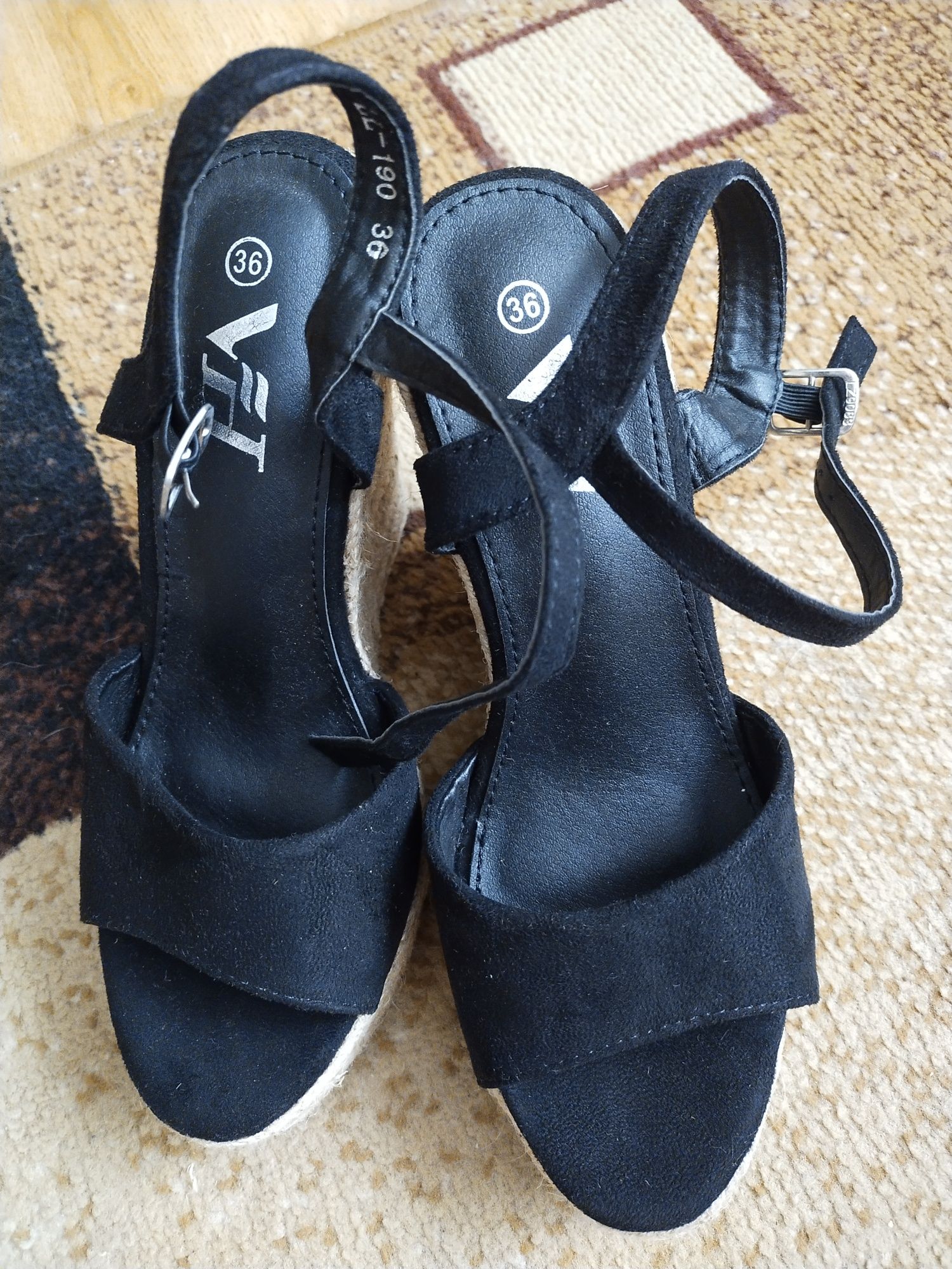 Buty. Sandały czarne na koturnie r. 36