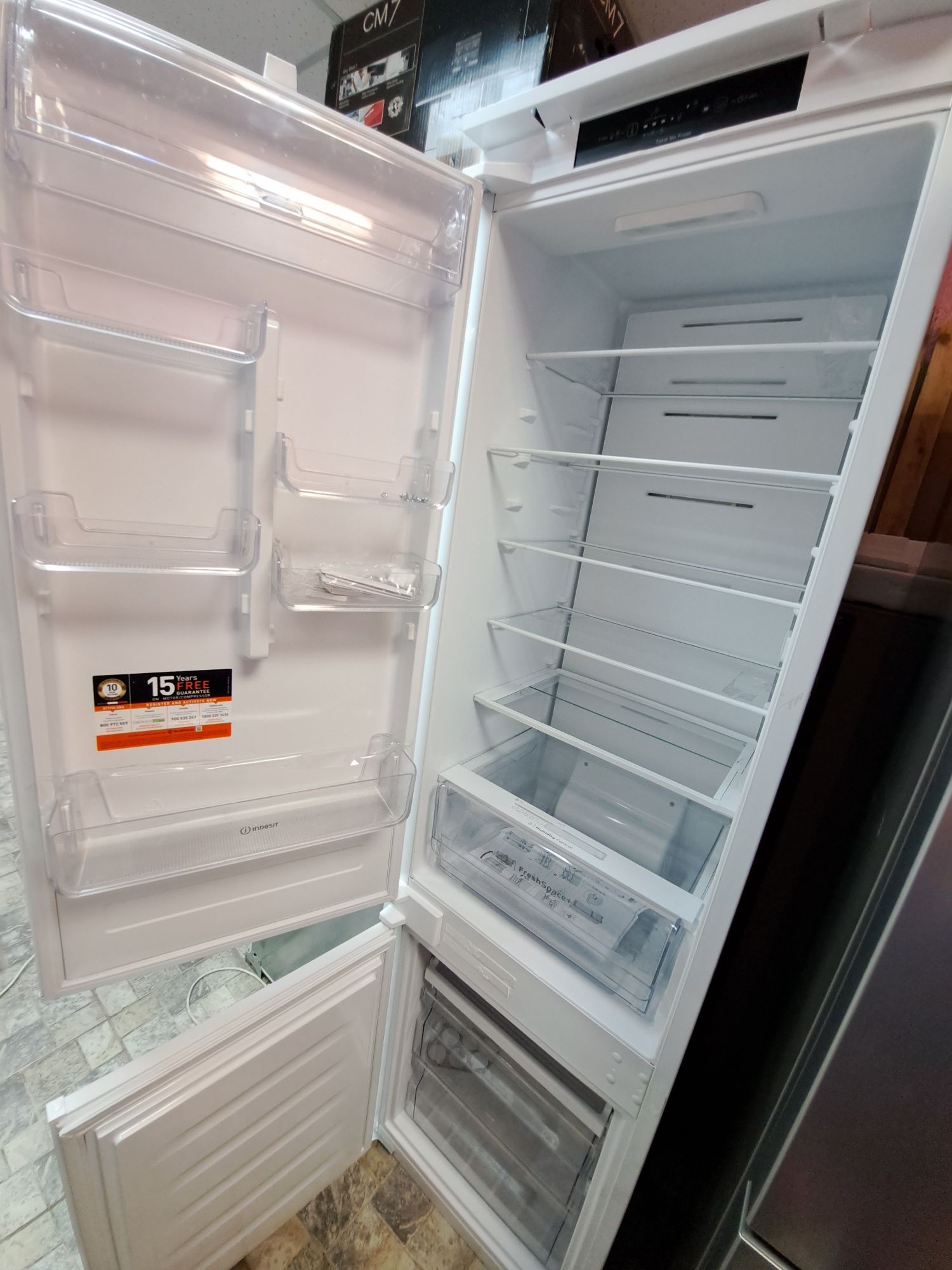 Холодильник вбудованний WHIRLPOOL Італія