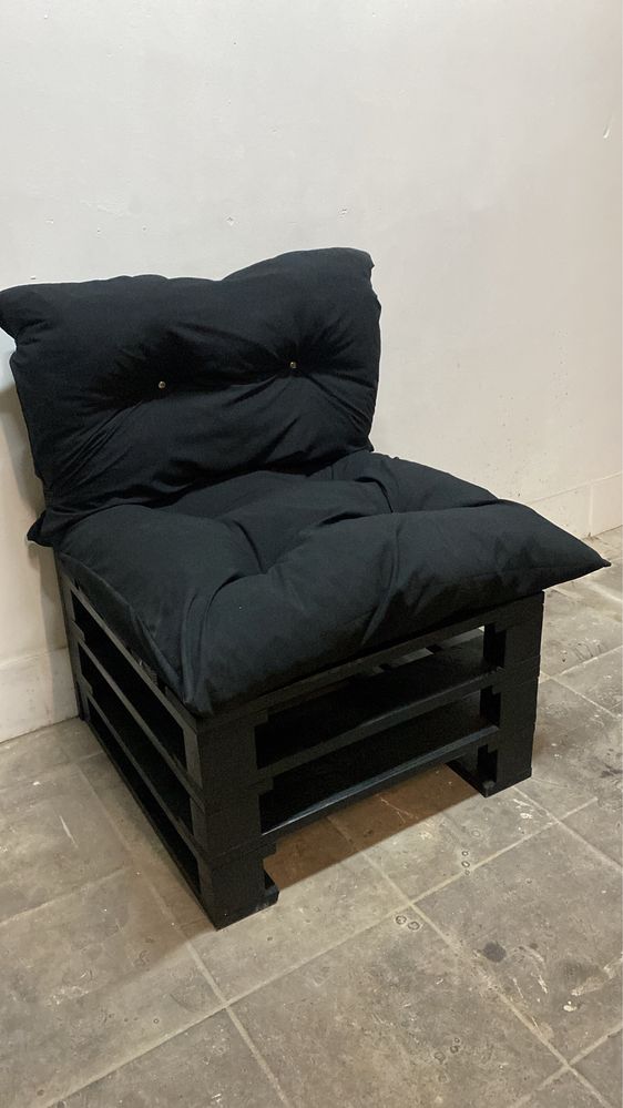 Крісло в стилі паллет з подушками
