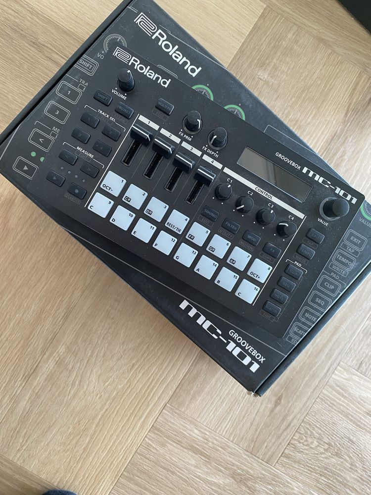 Roland mc 101 syntezator