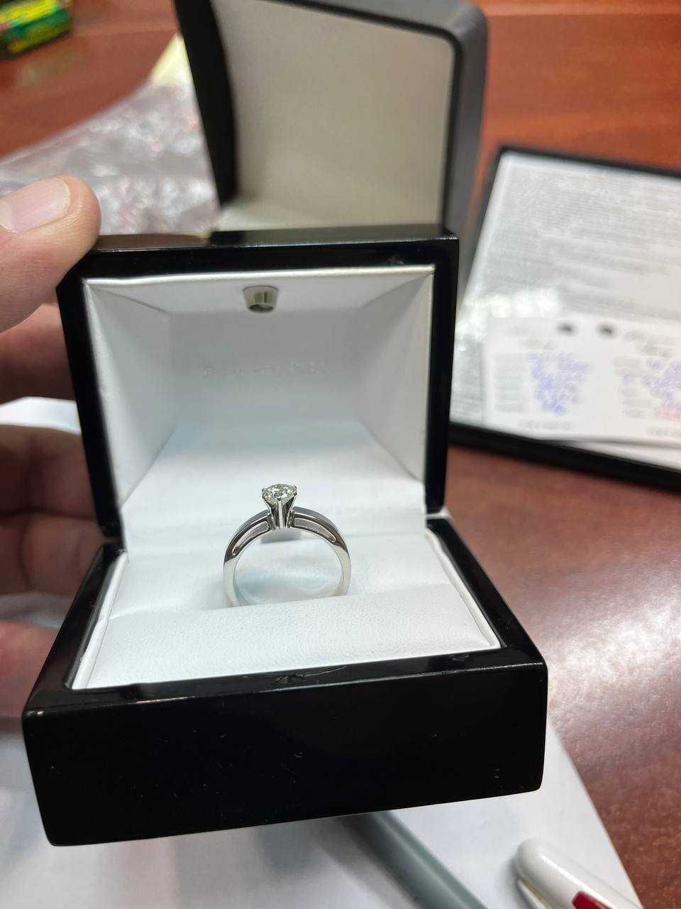 Золотое кольцо Cartier с бриллиантом.