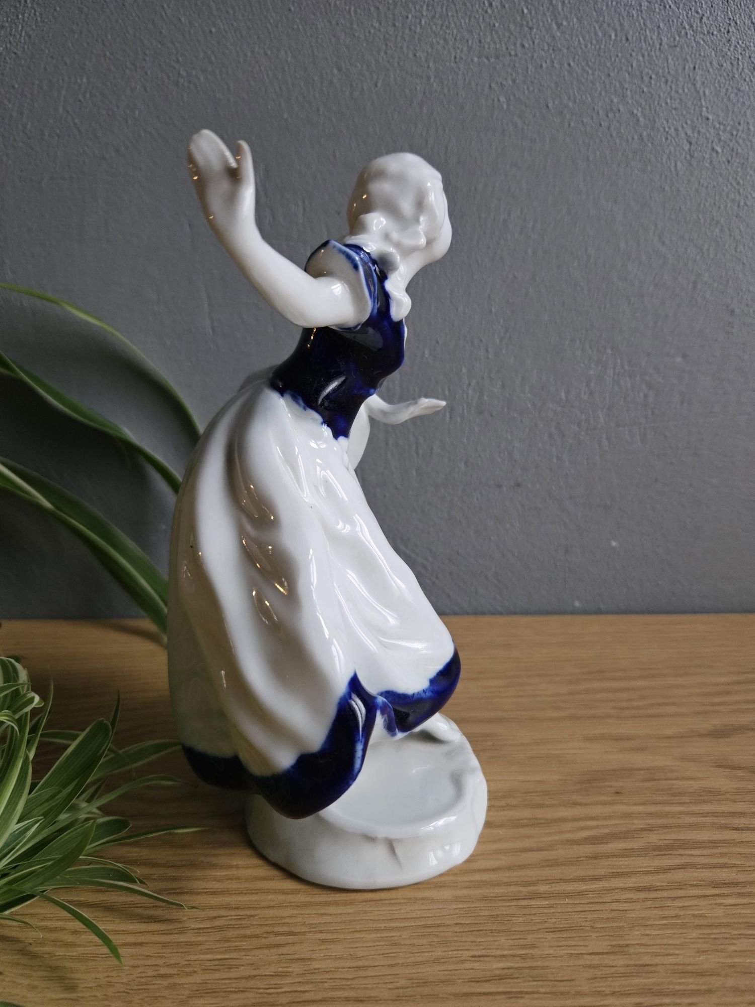 Porcelanowa figurka dama z kapeluszem tancerka Dikolenko