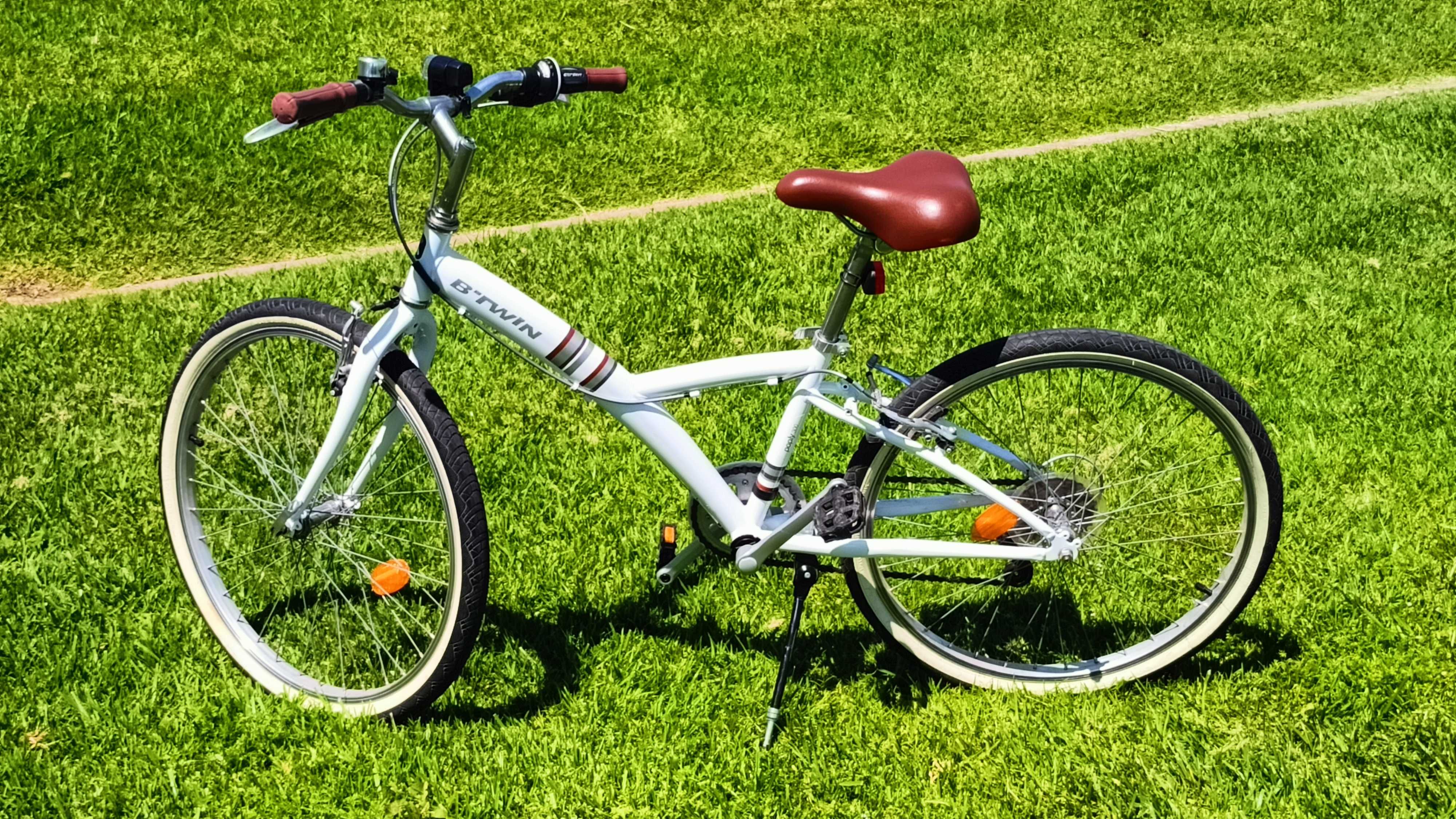 Bicicleta Btwin Poply 300 com 5 velocidades, luzes e descanso.
