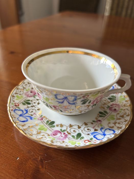 Chávena de chá com pires e prato de bolo e chávena de café com pires. da Vista Alegre, pintado à mão