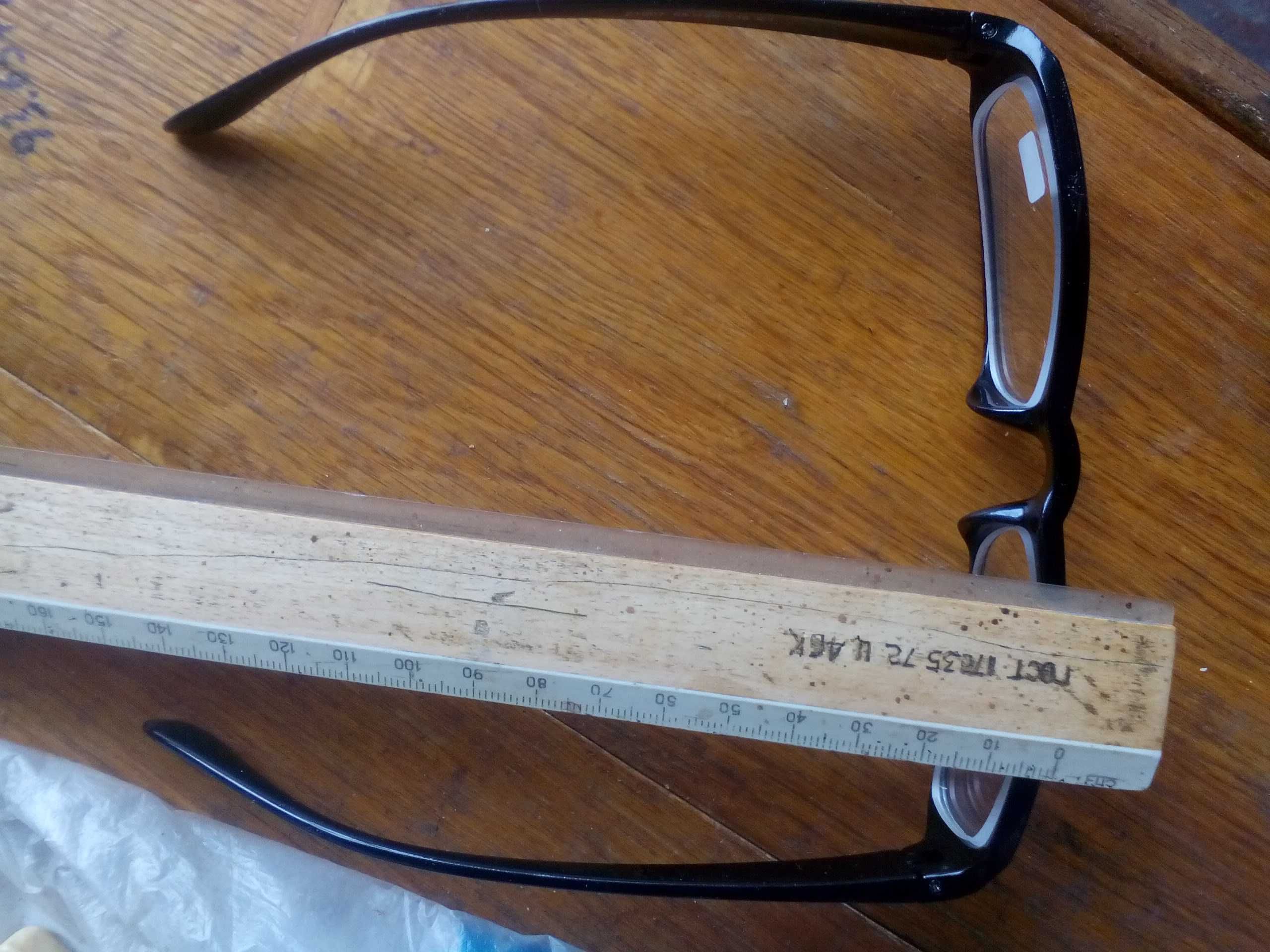 Нові окуляри.  -3 діоптрії.  Bідстань між центрами лінз = 62-64 мм.