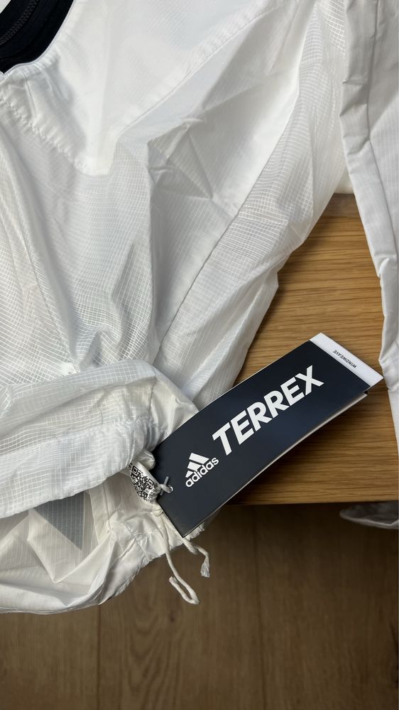 Жіноча бігова вітровка Adidas Terrex нова оригінал куртка біла