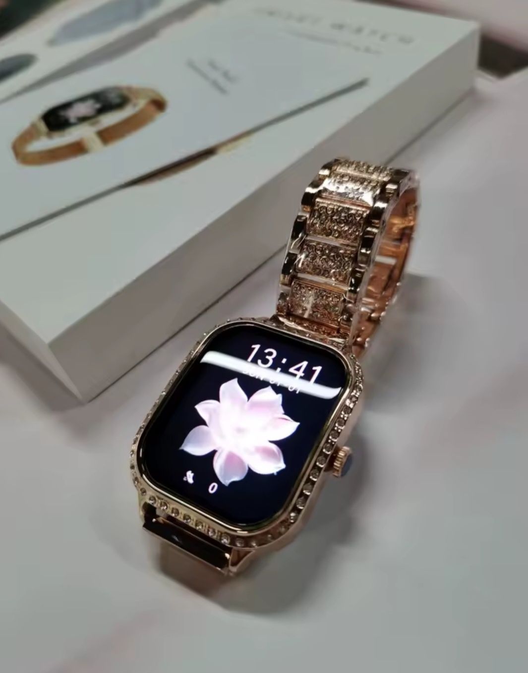Złoty smartwatch z diamencikami