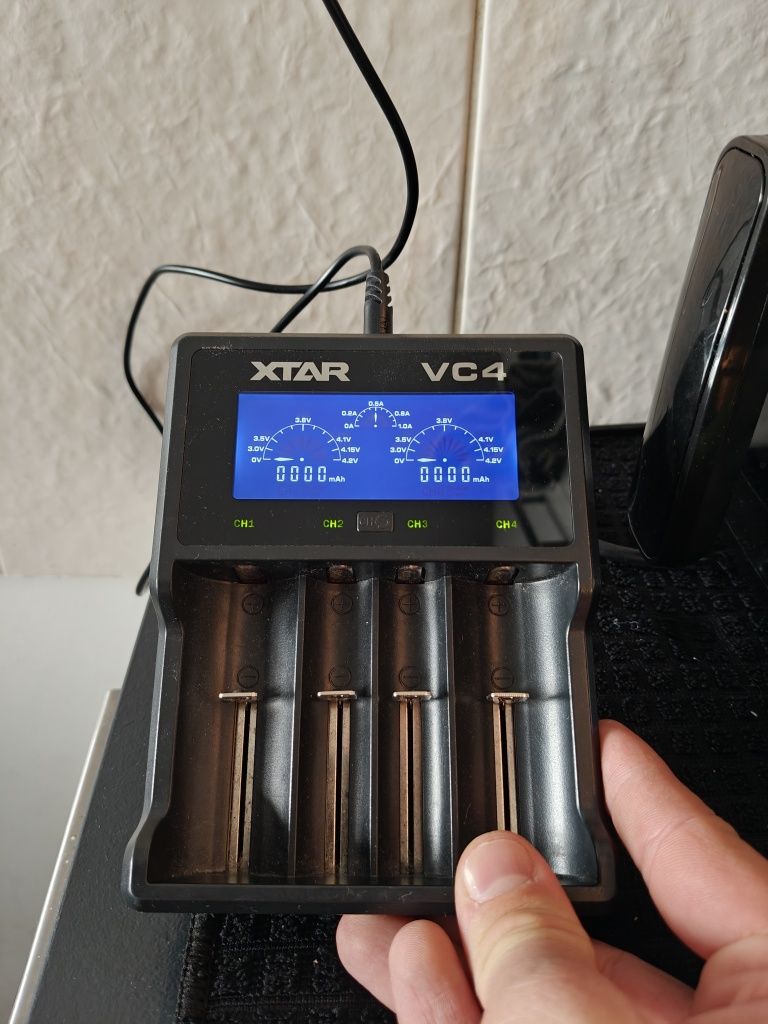 Ładowarka akumulatorowa XTAR VC4 + 4 Aku 18650 + Radio Baofeng