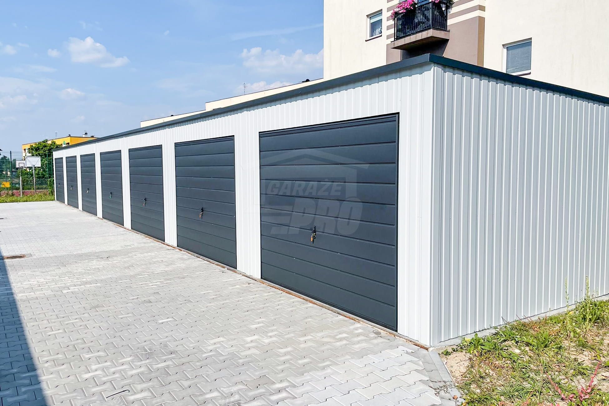 Rząd garaży 28x5,5m - 7x bramy uchylne dach spad w tył  GP489