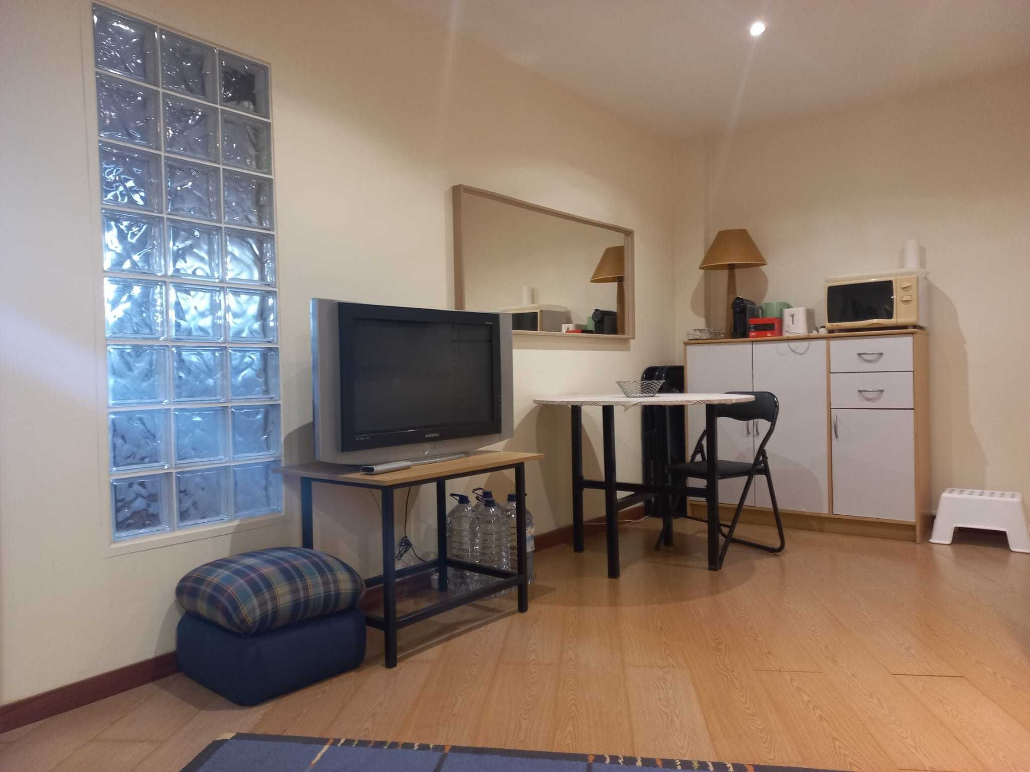 QUARTO a MENINA Estudante Universitária (Paranhos)