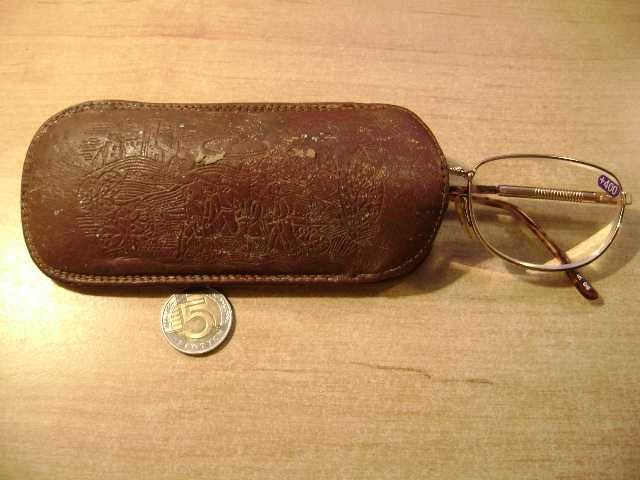 Starocie z PRL - Etui skórzane na okulary z wytłoczonym obrazkiem