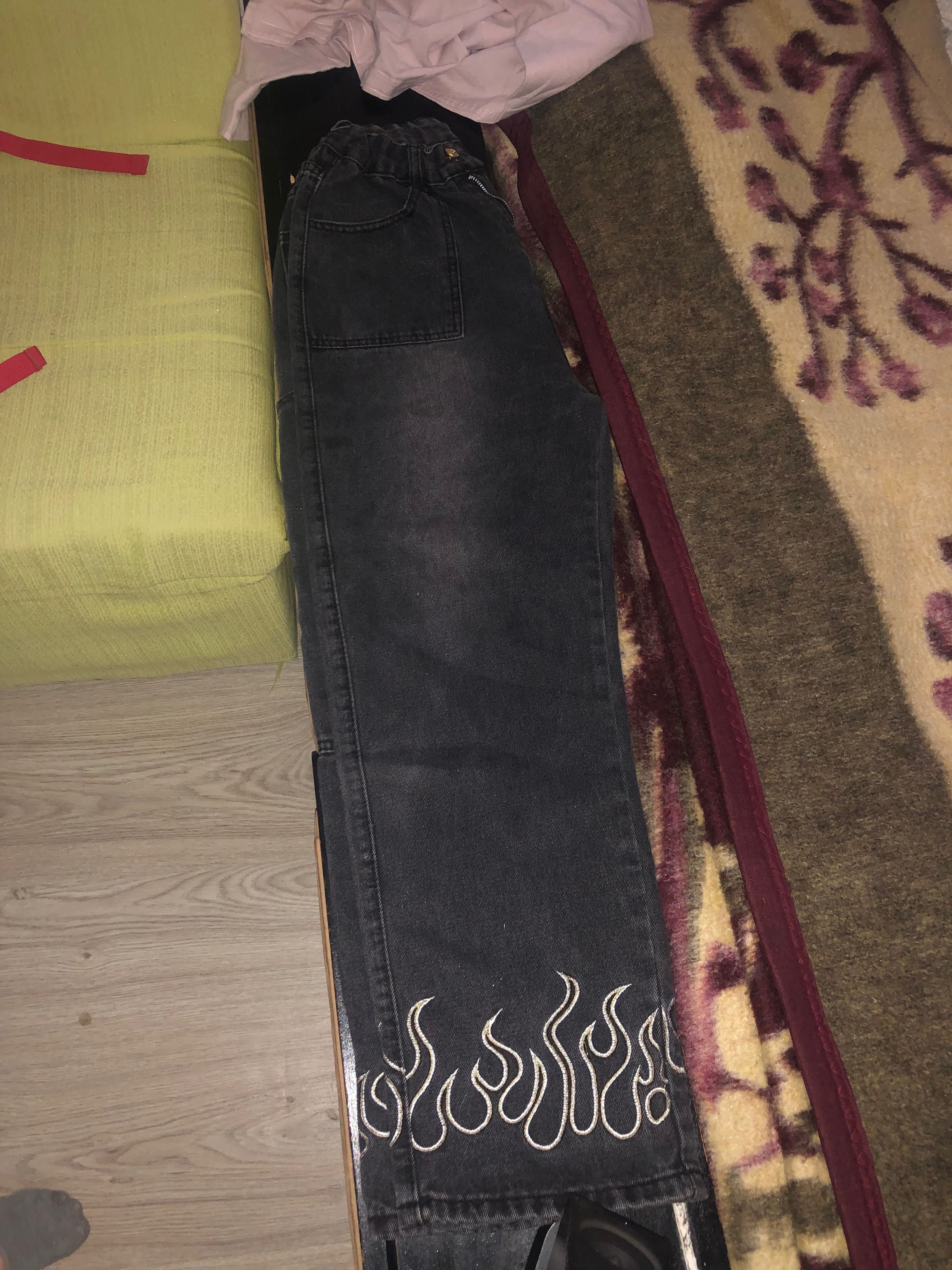 Calça jeans com chama bordada