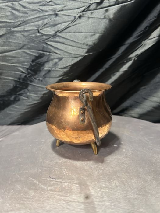 Miedziany kociołek wiedźmy – kwietnik na trzech mosiężnych nóżkach