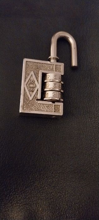 Cadeado antigo. Funciona sem chave. Em aço