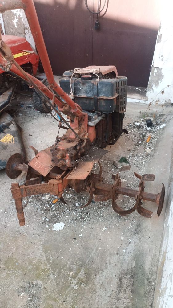 Trator de mão antigo mas funcionando em perfeitas condições