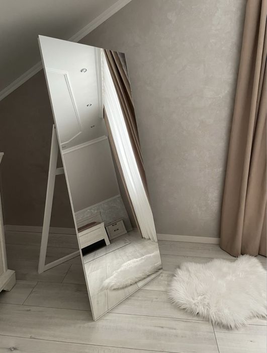 Безрамне дзеркало з ніжкою. Велике підлогове дзеркало без рами