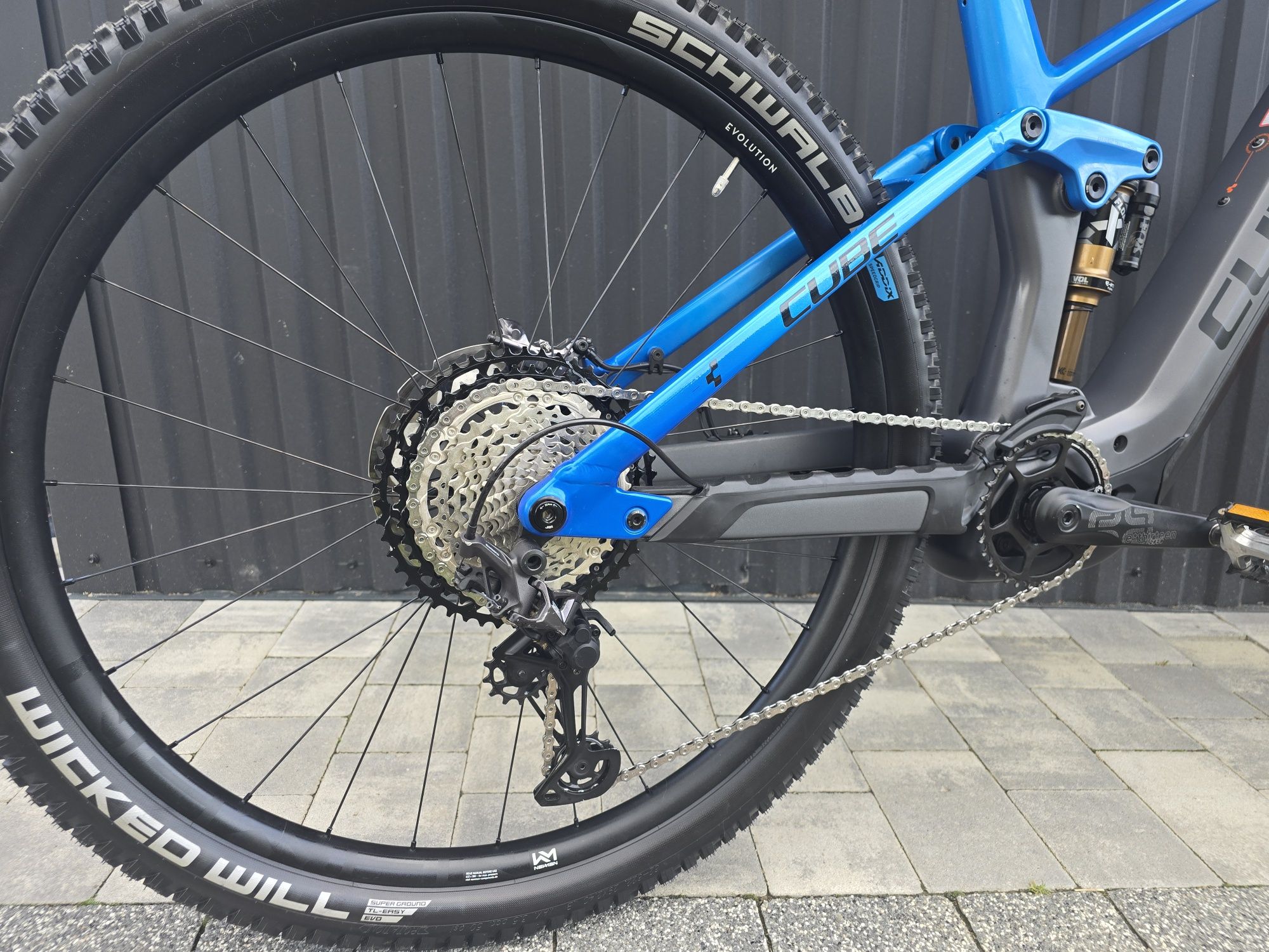 Cube stereo hybryd 140 HPC Actionteam