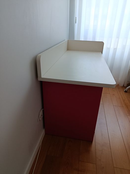 Secretária e mesa cabeceira de criança