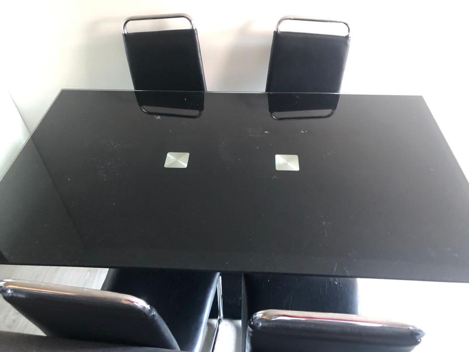 Mesa de vidro preta com 4 cadeiras