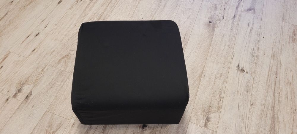 Czarna pufa Ikea