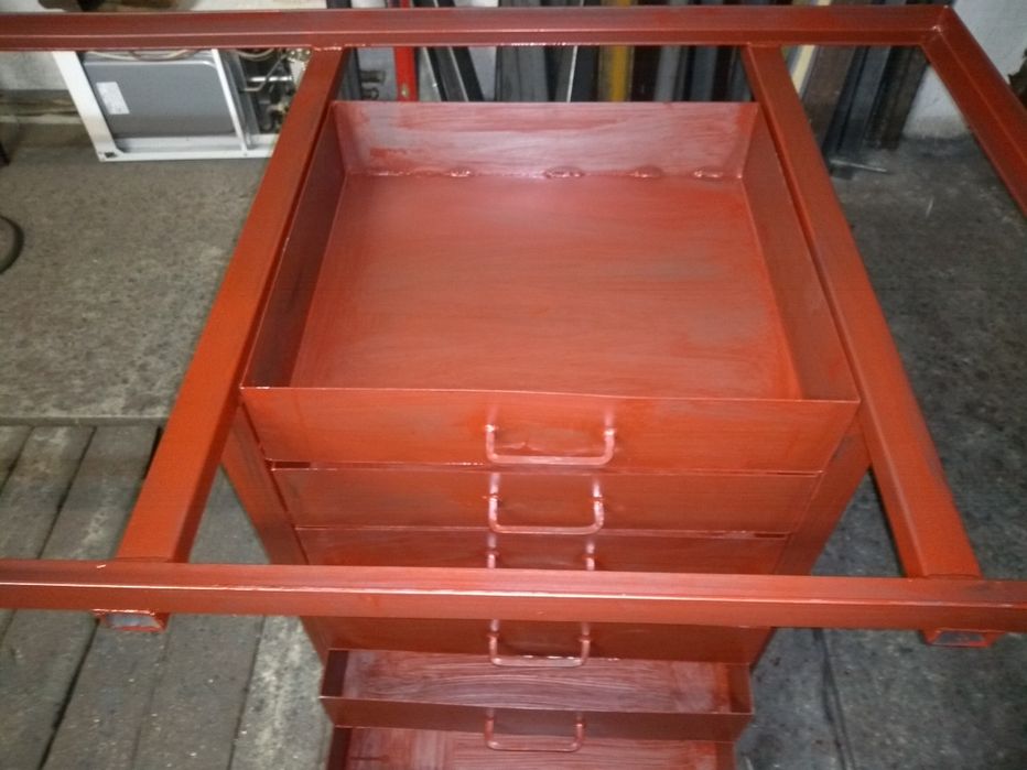 Stół warsztatowy z szufladami