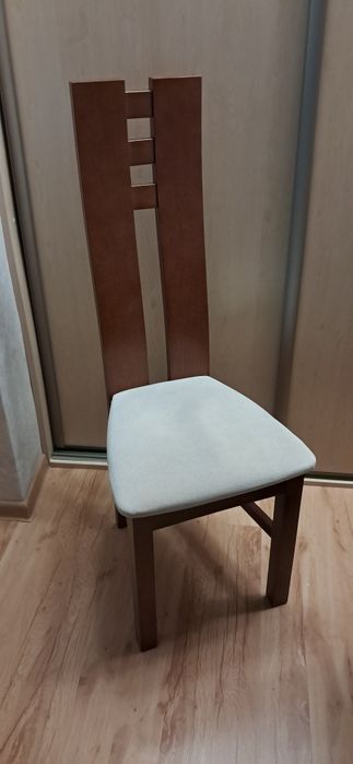 Sprzedam 4 krzesła drewniane w b. dobrym stanie.