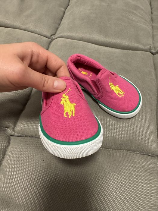 Взуття на дівчинку