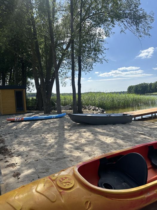 Domki nad jeziorem z linią brzegową. Prywatnt pomost oraz plaża