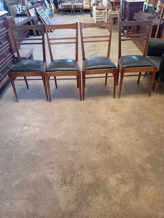 Vendo estas cadeiras muitas bonitas bom estado