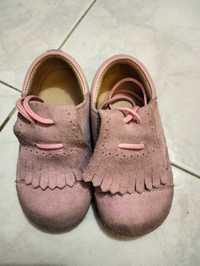 Sapatos para criança. Carneiras cor de rosa.