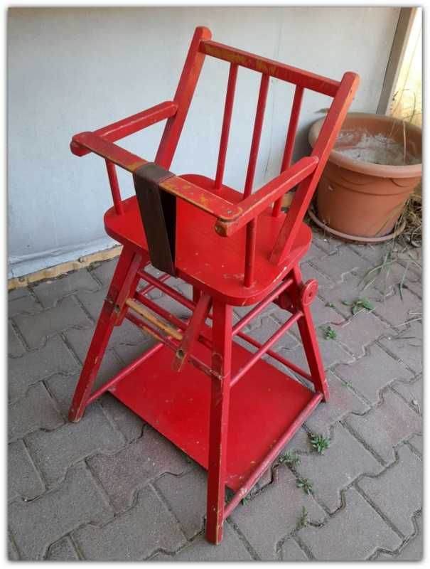 Drewniane krzesło do karmienia PRL rozkładane ze stolikiem