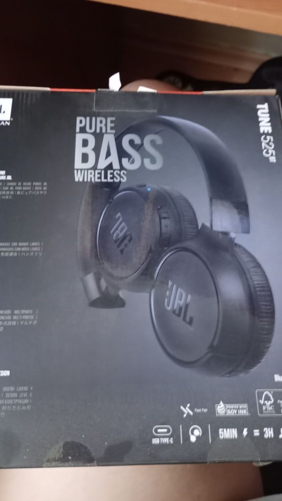 JBL Tune 525BT..