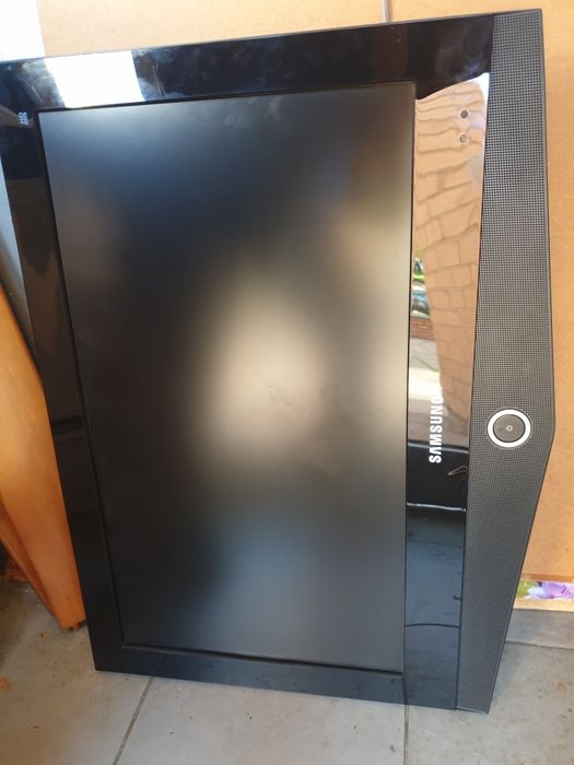 Tv Samsung em muito bom eztado e a funcionar bem.