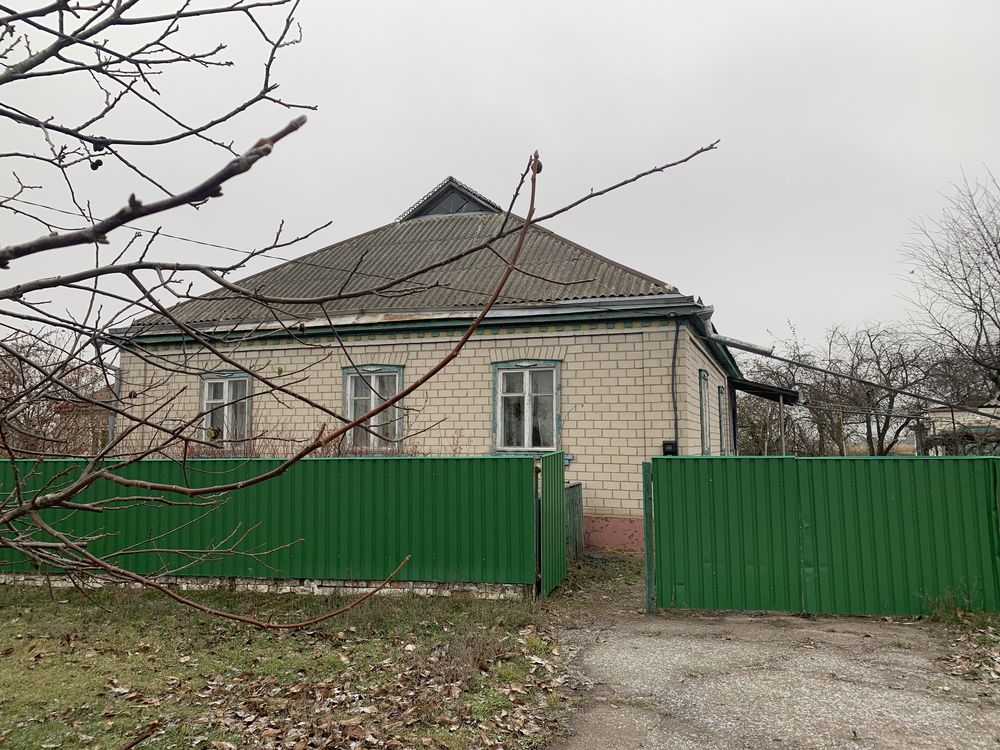 Продється дім 120 кв.м на 40 сотках землі.