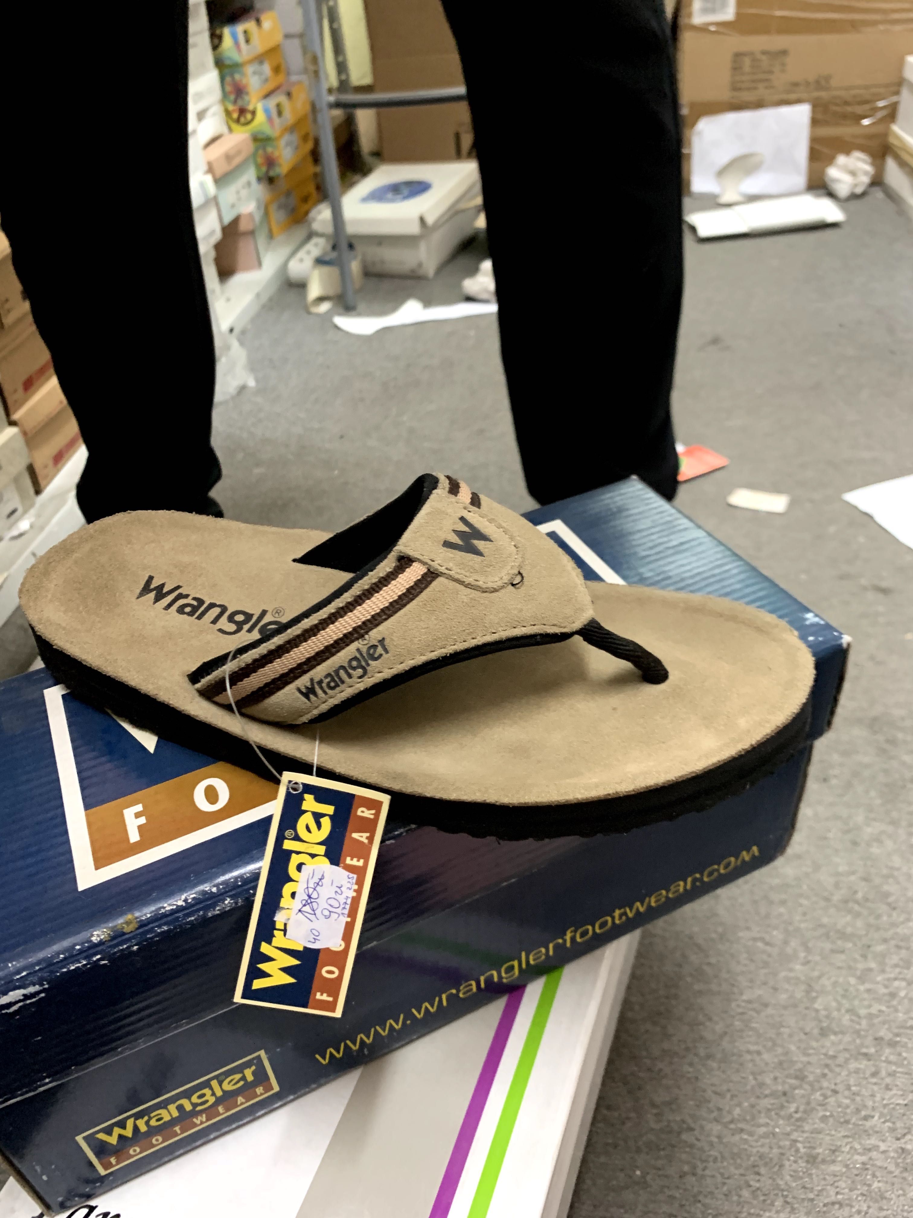 Sprzedam buty po likwidacji sklepu