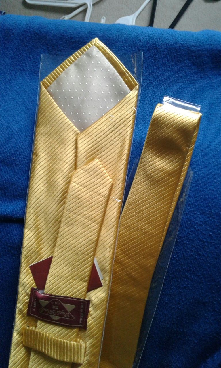 Gravata de seda em amarelo dourado