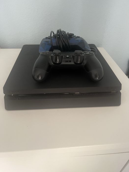 Playstation 4 com comandos