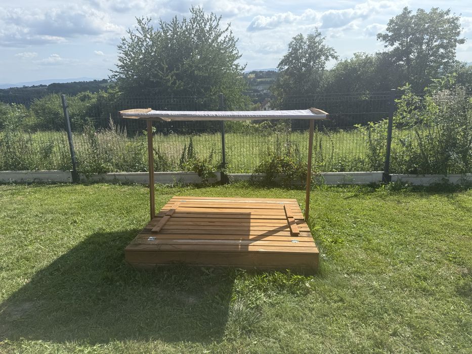 Piaskownica z ławkami i daszkiem