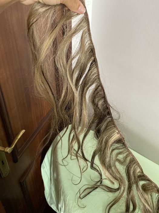 Cabelo humano costurado em rede